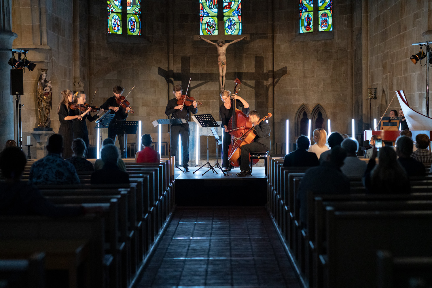 Ensemble in der Kirche